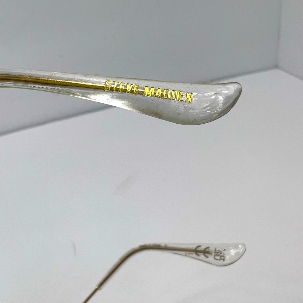 STEVE MADDEN GREY AVIATION WITH GREY TINTED LENSES, HOLD METAL FRAME - Picture 8 of 12